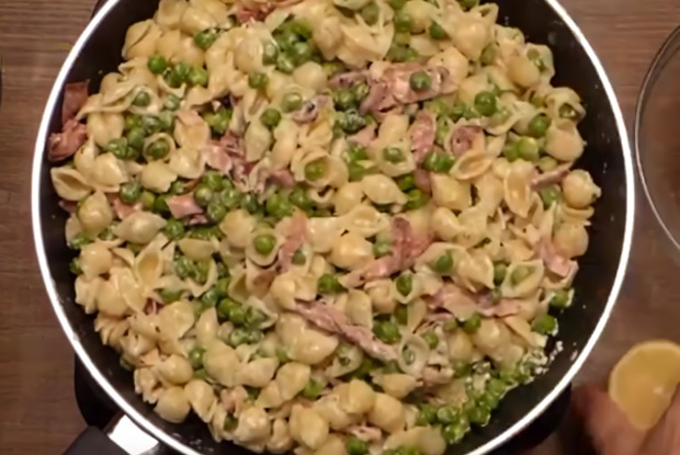Макароны с горошком и беконом