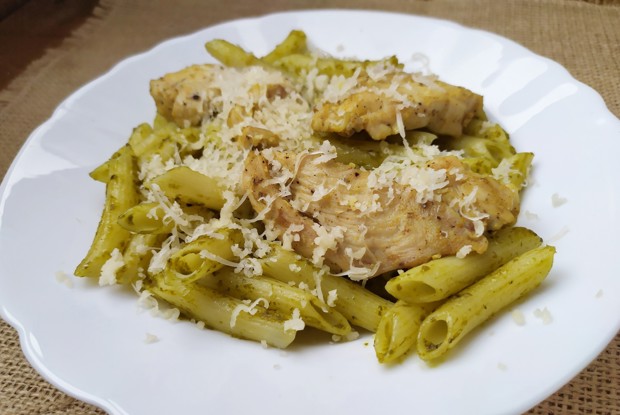 Макароны с соусом песто и куриной грудкой