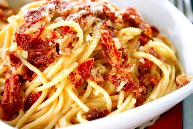 Макароны с пармезаном и вялеными помидорами