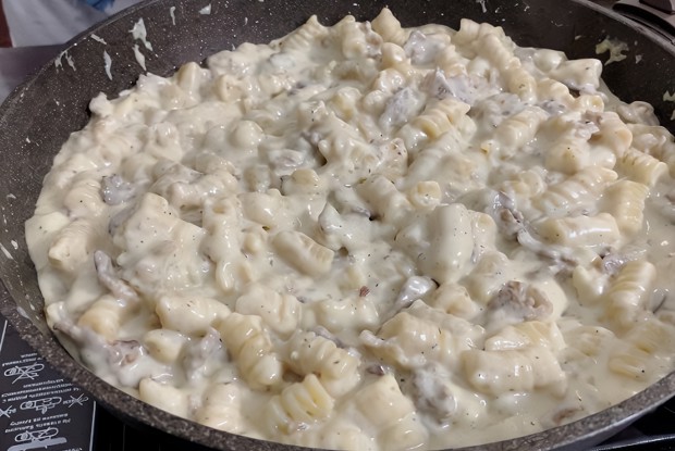 Макароны в сливочном соусе с беконом