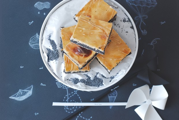 Маковый пирог с миндальной пудрой