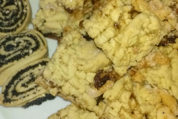 Маковый рулет из слоеного теста