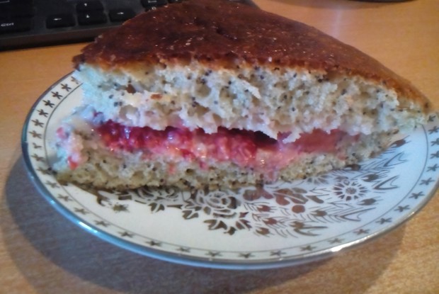 Маковый бисквит на сметане со свежими ягодами