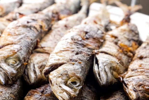 Макрель с чесночным соусом и лимонным соком