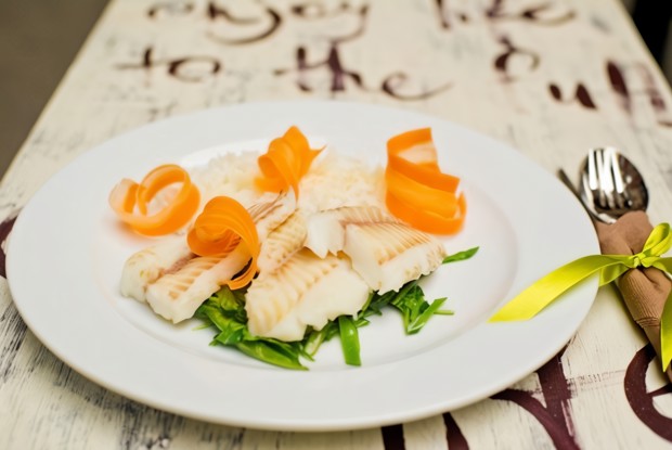 Макрурус с рисом басмати и соте из шпината и рукколы