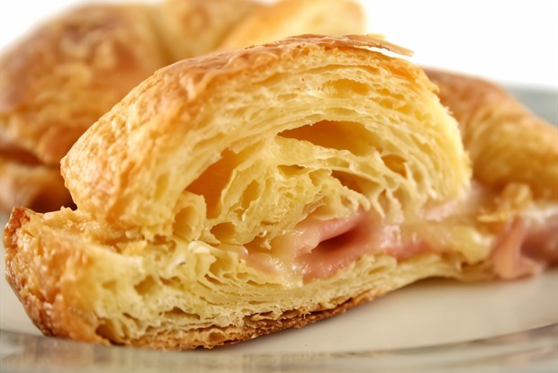 Маленькие слоеные пирожки с ветчиной