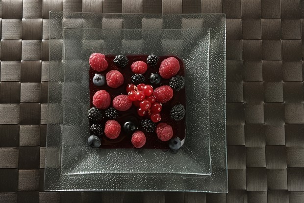 Малина и черника в сиропе из красного вина