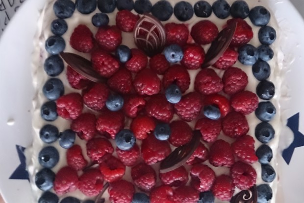 Малиновый бисквитный торт