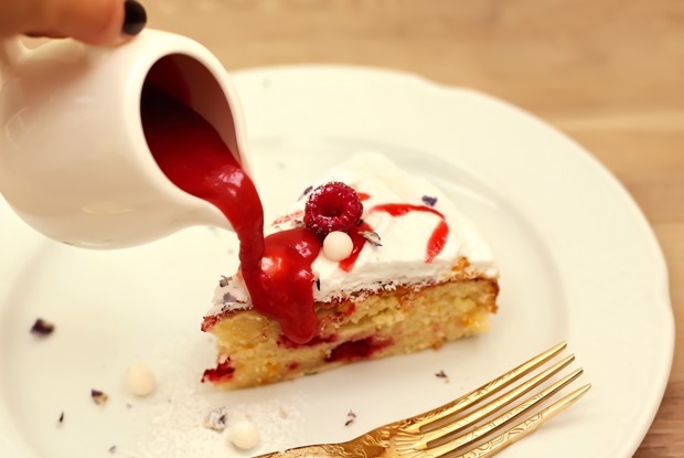 Малиновый пирог с сиропом