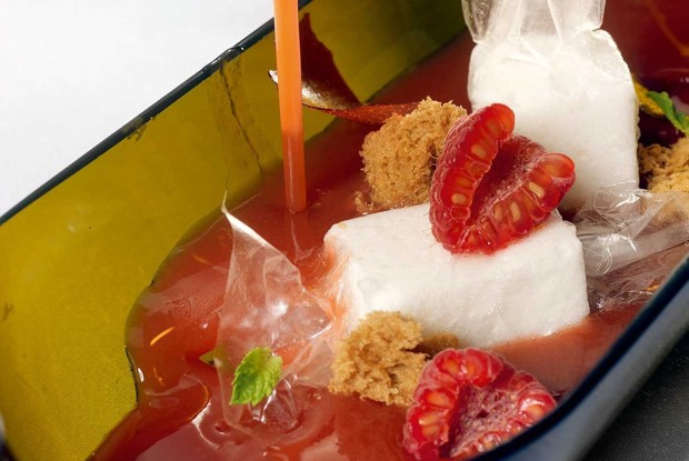 Малиновый суп с конфетами из йогурта