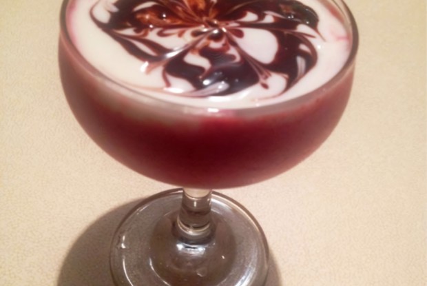 Малиновый воздушный десерт с шоколадом