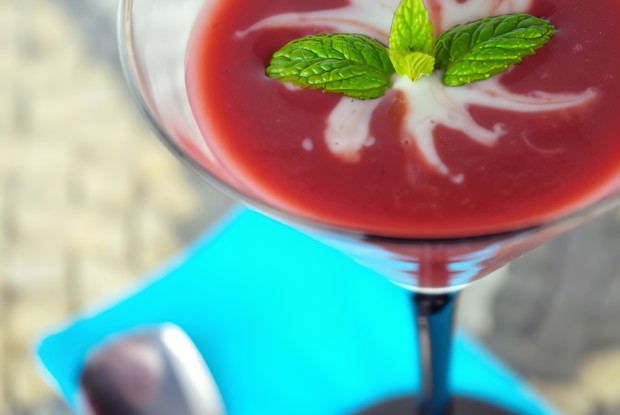 Малиново-лимонный коктейль с медом и сахаром