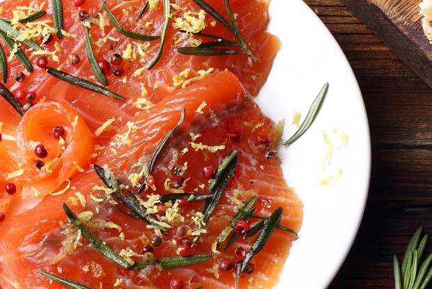 Малосольный лосось с розовым перцем