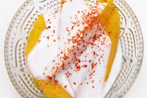 Манго с кокосовым кремом и перцем чили