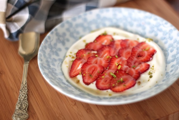 Манная каша с клубникой и розовой водой