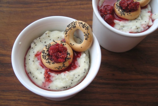 Манная каша с маком, сушками и малиновым вареньем