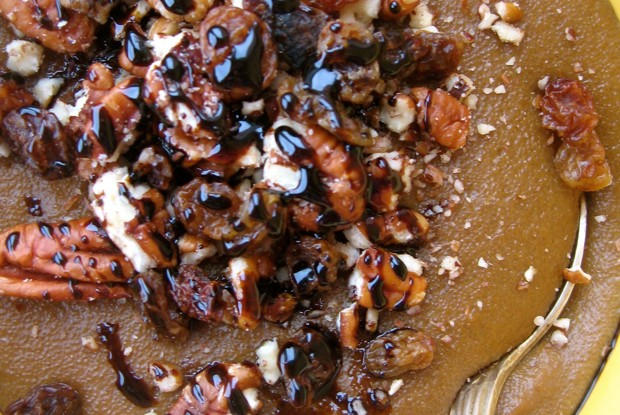 Манная каша с пеканом, изюмом и патокой