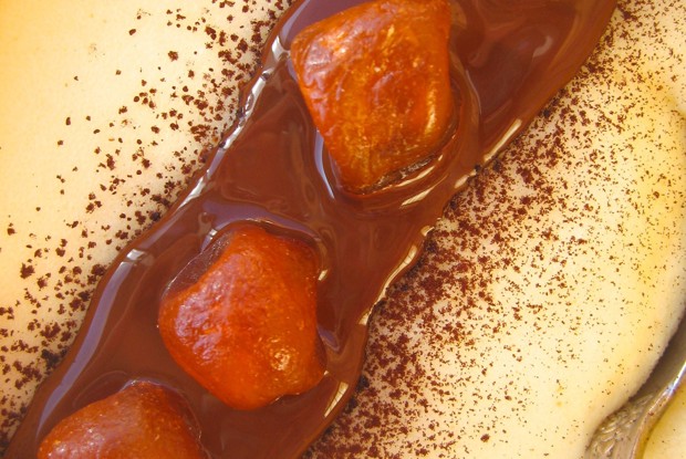 Манная каша с сушеными кумкватами и мятным шоколадным соусом