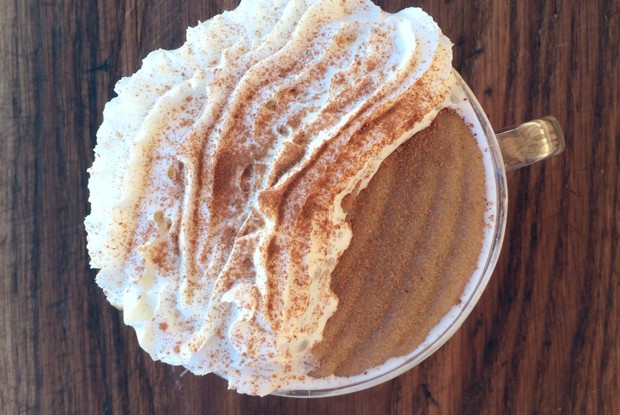 Манная каша со взбитыми сливками и кофе