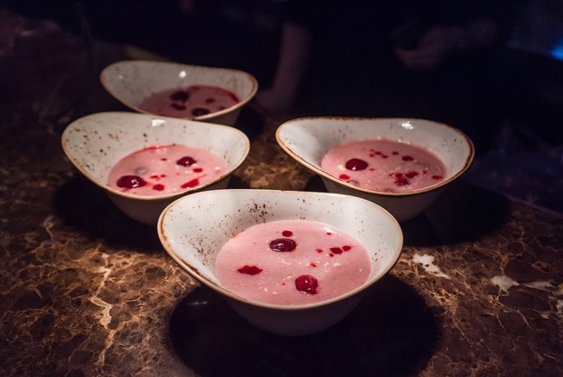 Манная каша с кардамоном и вишней