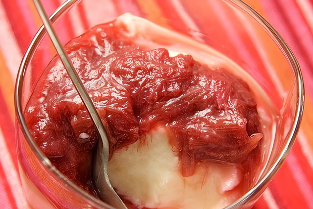 Манный пудинг с теплым компотом из ревеня