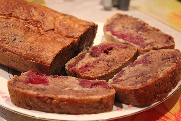 Манник на кефире с ежевично-банановым кремом и какао