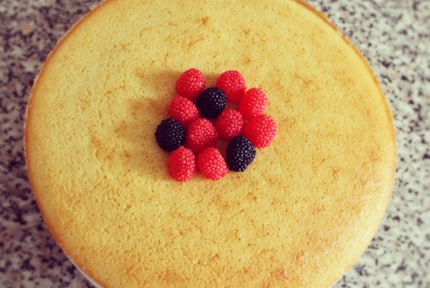 Манник на кефире с изюмом и ягодами