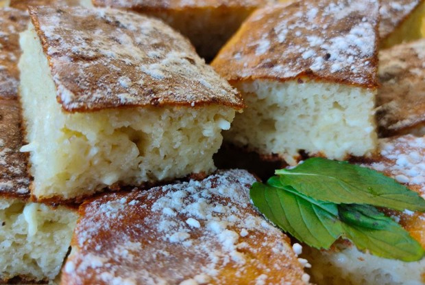 Манник в духовке с творогом и бананами