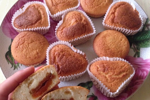 Манные кексы с курагой на кефире