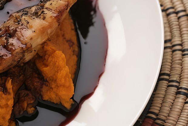 Маринад из красного вина с чесноком и розмарином