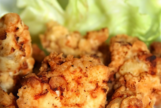 Маринованная имбирная курица с красным перцем, зеленым луком и лаймом