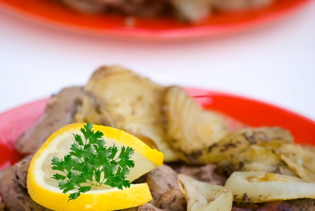 Маринованная куриная печень со сладким перцем, луком, чесноком и имбирем