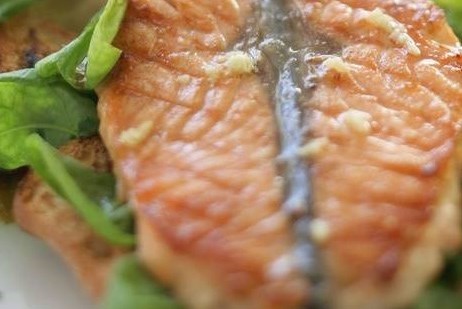 Маринованная семга на гриле с хлебом и салатом