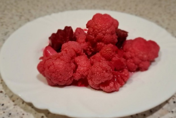 Цветная капуста, маринованная со свеклой
