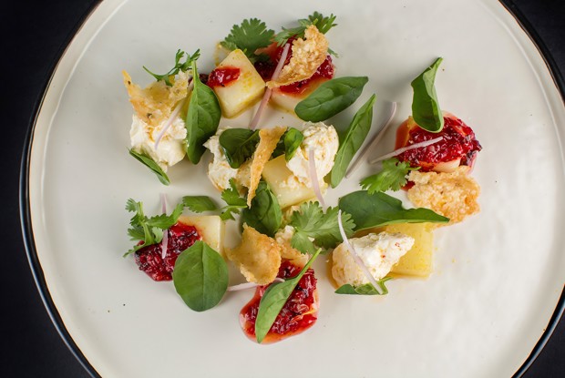 Маринованная дыня со сливочным сыром и соусом из острого перца