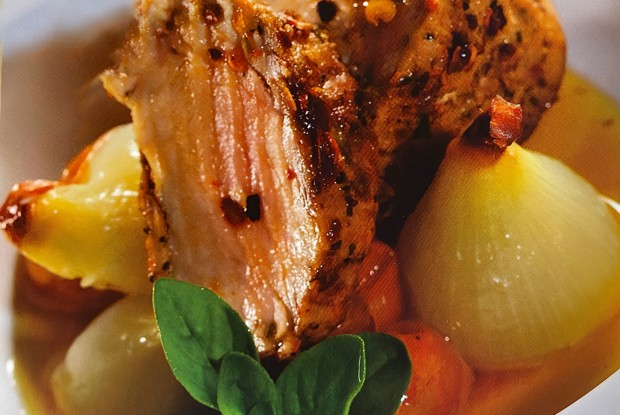 Маринованная свиная корейка с конфи из томатов и жемчужного лука