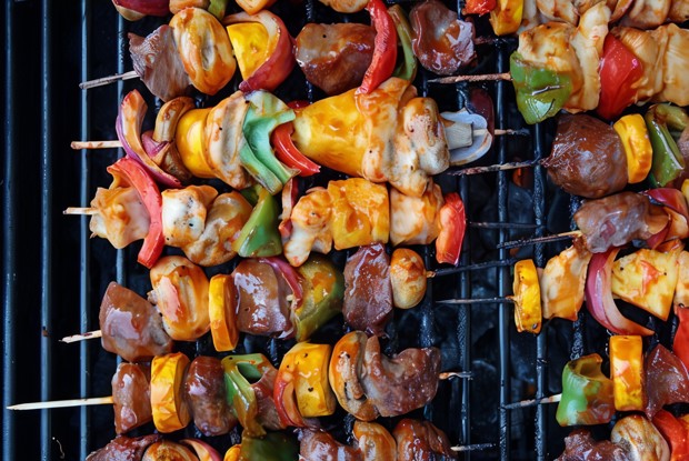 Маринованные бараньи шашлыки с овощами и грибами на гриле