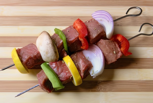 Маринованные говяжьи шашлыки с овощами и грибами