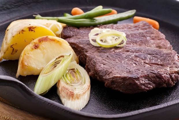 Маринованные говяжьи стейки с жареным зеленым луком