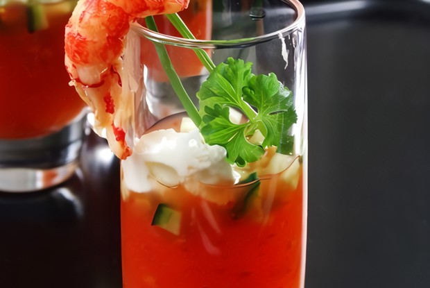 Маринованные креветки на гриле с сангритой и авокадо