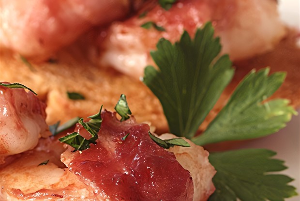 Маринованные креветки в беконе