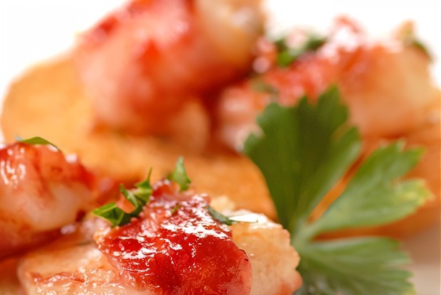 Маринованные креветки в кусочках прошутто на гриле