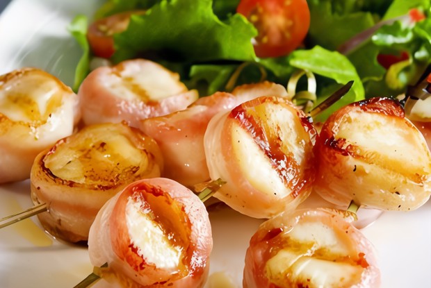 Маринованные морские гребешки на шпажках из розмарина на гриле