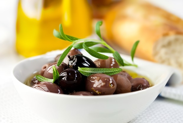 Маринованные оливки с лимоном, тимьяном и розмарином