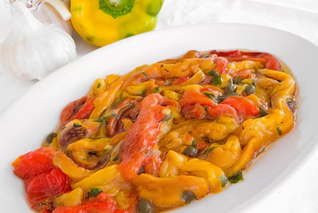 Маринованные полоски жареных перцев в пряном масле и бальзамическом уксусе