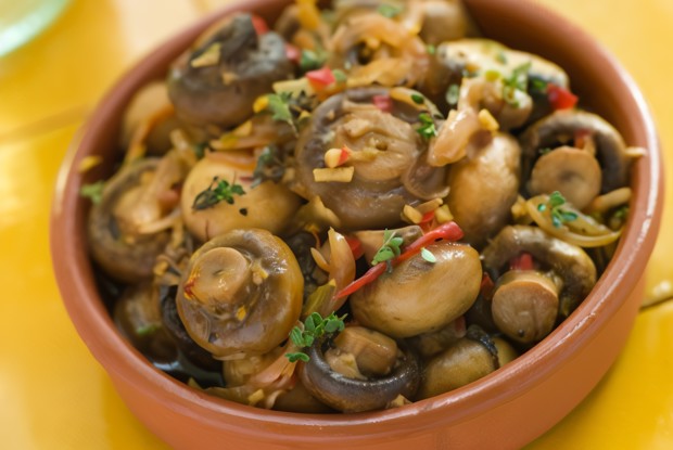 Маринованные шампиньоны в оливковом масле с эстрагоном и петрушкой
