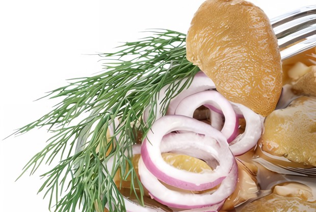 Маринованные шляпки шампиньонов с белом вине и фенхеле