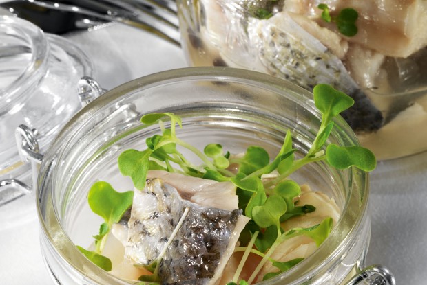 Маринованные треска и белый амур с лимонами