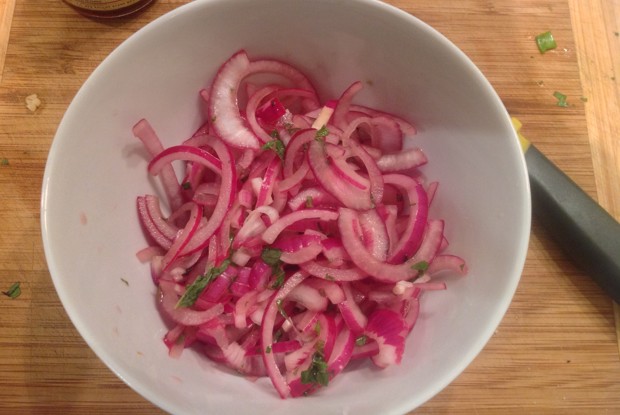 Маринованный красный лук с мятой