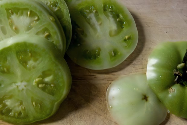 Маринованный салат из зеленых помидоров